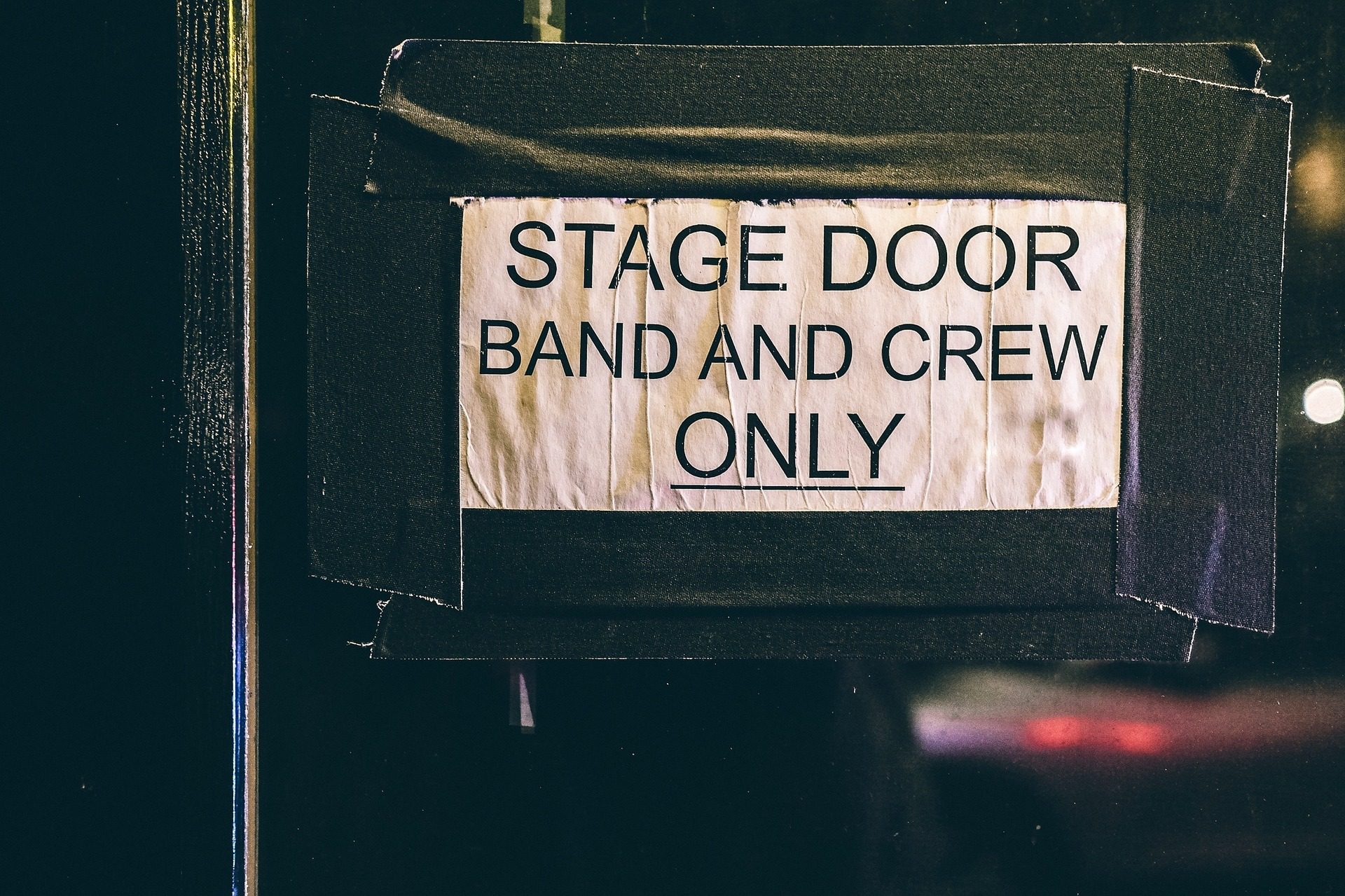Stage door notice